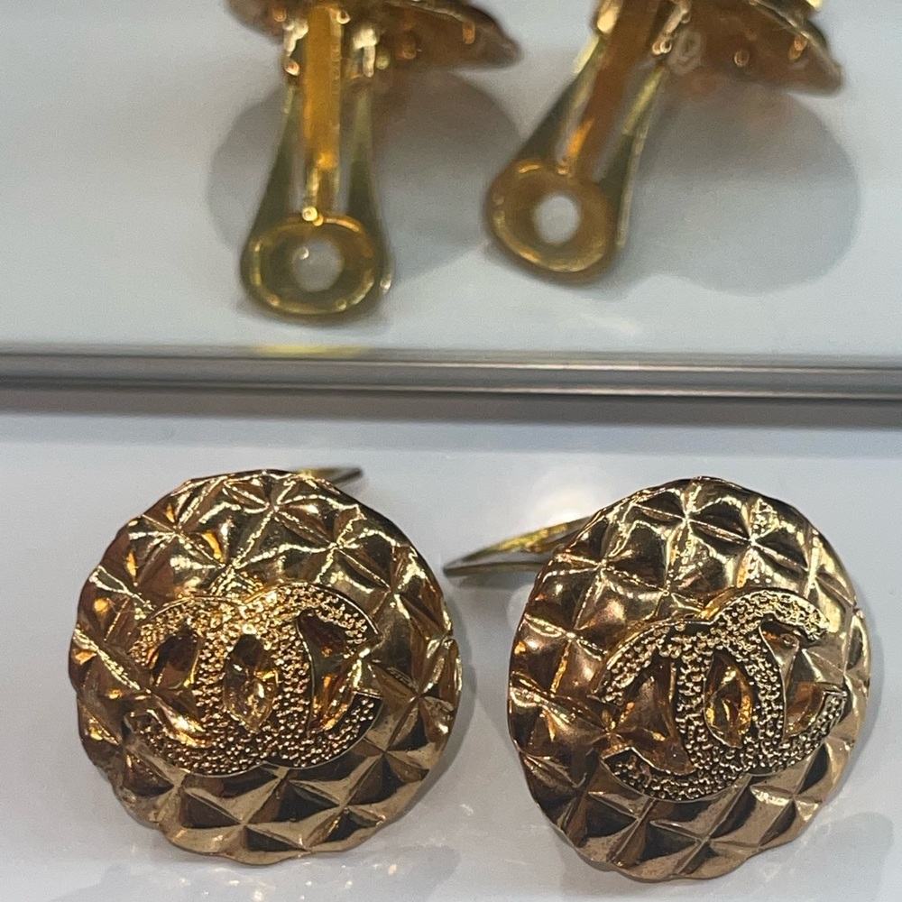✨CHANEL✨ gold cop on earrings